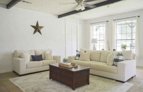 Gorgeous 10 Acre Modern Farmhouse & Private Pond - Photo 2