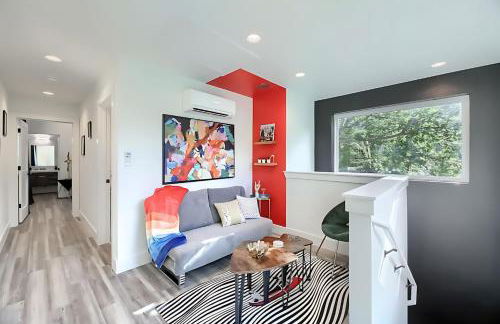 Stylish 3BR East Side Retreat w Patio & BBQ - Foto 3