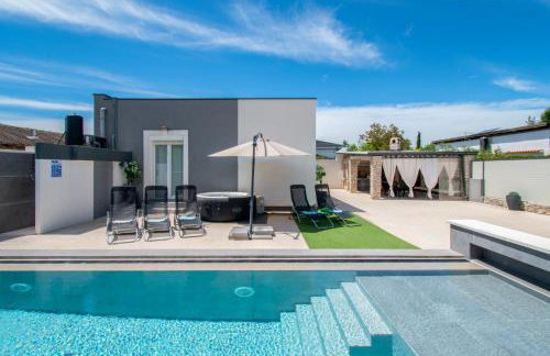 Villa Marsel with Pool & Jacuzzi by Istrabook - Foto 5