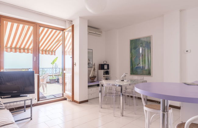 1 bedroom Apartment in Ospedaletti with swimming pool and garden - Photo 2