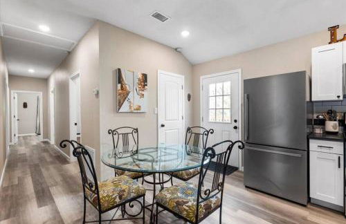 Modern Cabin Nestled in a Pine Forest Near Austin - Foto 57