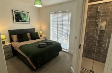 3 Bed Home with Driveway Parking for Contractors & Family stays in Stafford - Foto 10