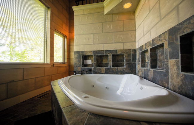 Eureka Springs Treehouses, Hobbit Caves & Castles - Photo 44