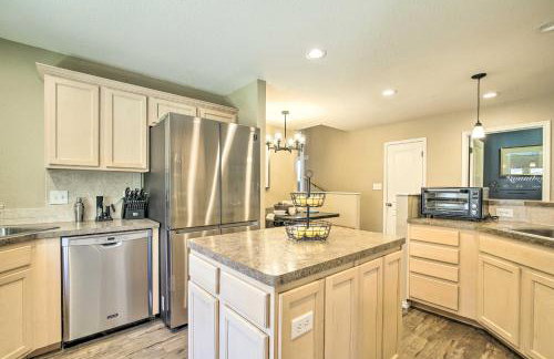 Updated Retreat with Game Room and Boat Ramp Access! - Foto 11