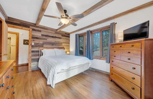 Lakeside Lodge - Lakefront home with private dock & hot tub - Foto 23