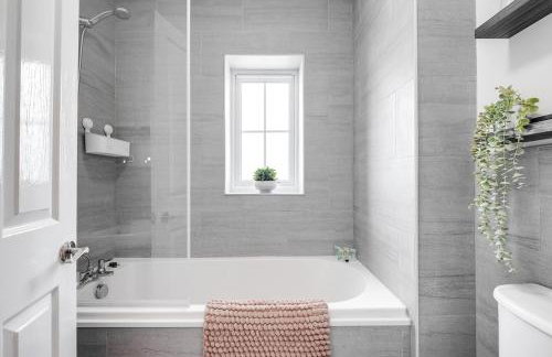 Wheatley House - Great Location - Free Parking, Self-Check-In, Fast Wifi and Smart TVs by Yoko Property - Foto 11