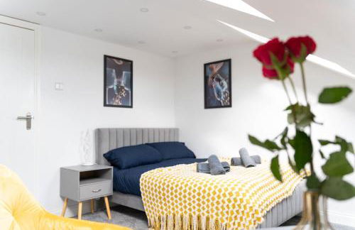 Open Mind Property - 6 Luxury Bedrooms with Free Parking - Photo 35