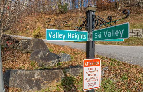 4BR Cabin with Ski Resort, Mtn Views & Hot Tub - Foto 140