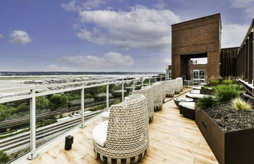 Urban 2BR Oasis with Scenic Rooftop and Gym - Foto 30