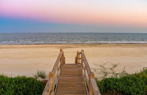 Luxury Beachfront l Sleeps 20, Hot Tub, Pool & Game Room Fun! - Foto 20