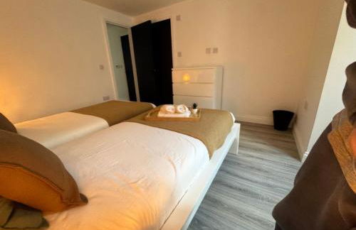 Modern Central Apartments with Balcony - Photo 7