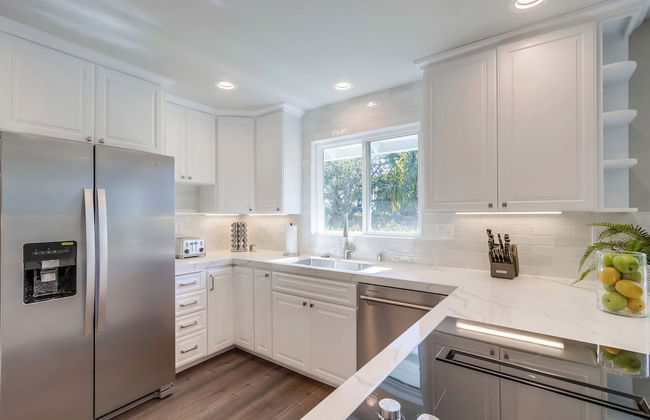 Gorgeous Upgraded 5 Bedroom & 3 Bath Home with pool - Photo 23