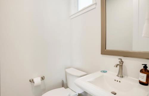 Coastal retreat near the beach w Panoramic Ocean Views, Rooftop Deck, & Firepit - Foto 12