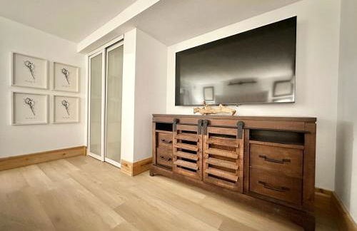 Villa Valbuena Palm Oasis In-Laws Quarters 4-Story Unit With Rooftop Retreat - Photo 44