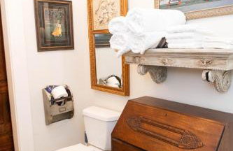 The Dollhouse - 3 Bed, 2 Bath, Walk to Downtown - Foto 40