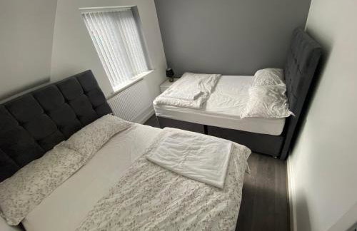 3- Bedroom House -Private Parking - contractors welcome- 2 Min M62 - Foto 20