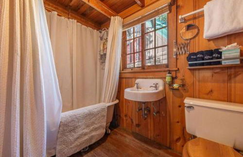 Coziest Cabin in Tahoe w Stone Fireplace Comfy Beds Close to Slopes & Lake - Foto 27