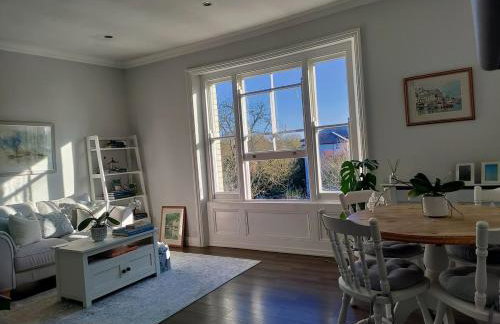 Sunny Riverside Victorian Flat - Foto 9