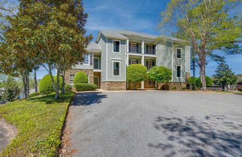 Balcony and Community Perks Lake Martin Condo! - Foto 18