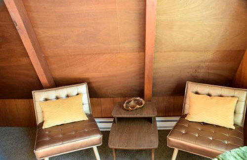 Charming A Frame Nestled Amidst Trees in Otter Rock, Oregon - Foto 9