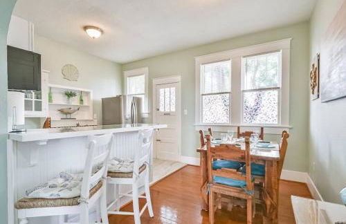 Coastal Blue Beach House with 3 Bedrooms and Just off the Seawall - Foto 22