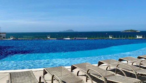 Piscinas de borda infinita e piscina interna aquecida com vistas deslumbrantes para o mar dos Ingleses, a 50 metros de altura - Foto 3