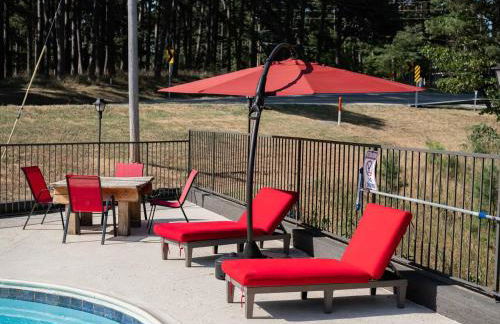 Stonegate Lodge King Bed, WIFI, 50in Roku TV, Salt Water Pool Room #103 - Foto 25