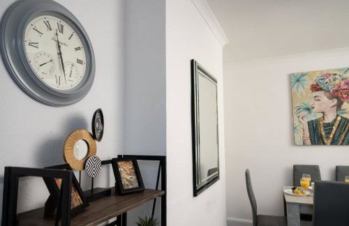 Stylish 4BR House, Sleeps 7, High-Speed Wi-Fi, Long Stay Friendly - Foto 33