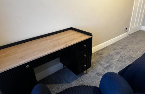 Modern 3-Bedroom House with Private Parking - Photo 2