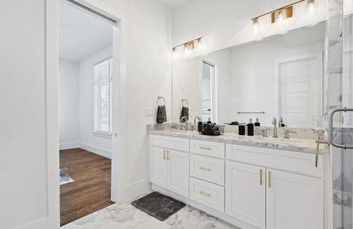 3-BD Luxury Living w Rooftop Garden Views - Photo 15