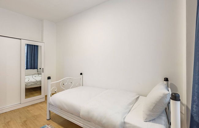 Charming Kadıköy Apartment With City Views - Photo 3