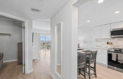 Polished oceanfront condo with pool access, private balcony & washer/dryer - Foto 17