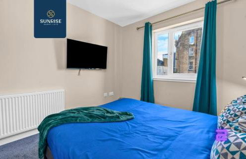L1 - INVOICE and REDUCED PRICE only via SUNRISE SHORT LETS DUNDEE, Large 4 Bedroom House with 6 Beds and 3 bathrooms, TVs in each room, Free Parking, Fully Equipped, Local Amenities, Easy Ring Road Access, Special Rates and ONLY 9 Mins to STANNERGATE Port - Foto 38