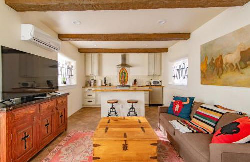 Historic Adobe Casita Downtown Specious 620 Sq Ft, King Bed and Patio - Foto 7