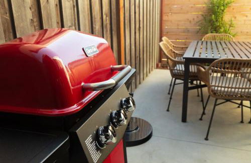 Luxury 2BR Steps to Beach & Pier with AC plus Garage Parking - Foto 26