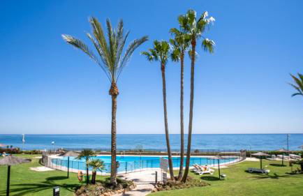 Beach-line apartment with 3 bedrooms in Estepona - Photo 12