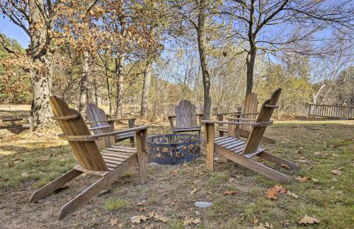 Retro Rhinelander Lake Retreat with Fire Pit! - Foto 29