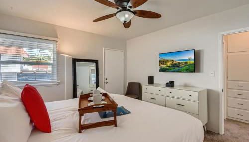 Walk to Beach - KING Apt In #1 Area - AC - Foto 5