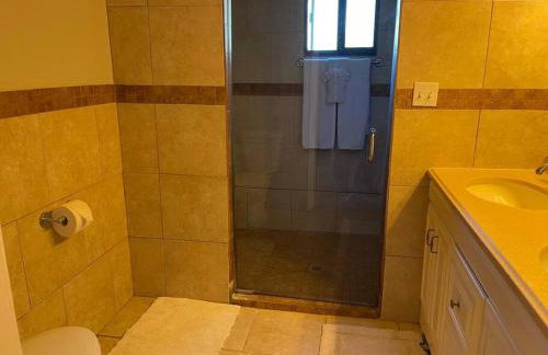 4-bedroom home with gorgeous view - Photo 13