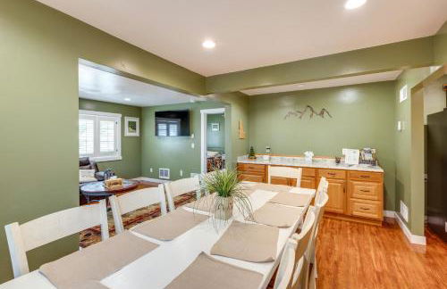 Deck with Hot Tub Ashton Cozy Cub Cabin - Foto 7