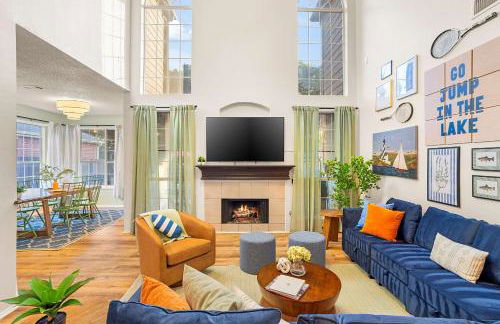 Resort Style Backyard Pool Pickleball Court - Foto 11