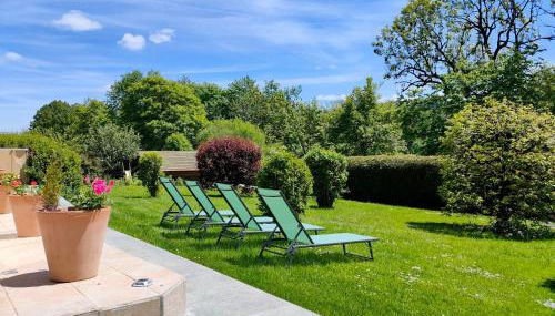 Gîte 1804 Montagnes du Jura avec Spa et Sauna classé 3 étoiles - Foto 3, Garden, sunbed, Garden view