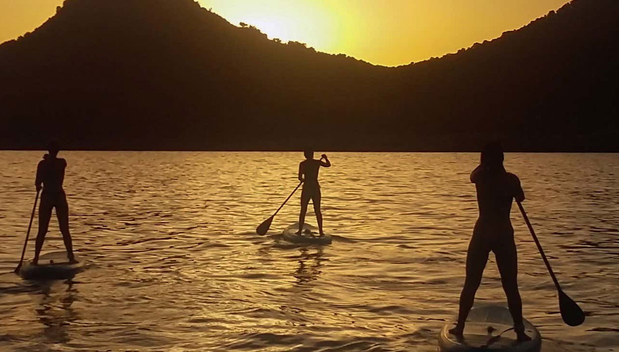 Paddle à Cala Rajada au coucher du soleil