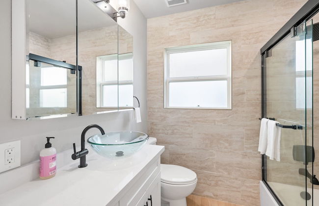 Luxury Modern Retreat w Spacious Yard Premium Comfort - Foto 29