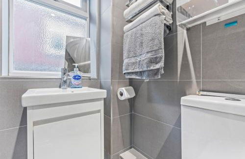 Large 4 Bedroom House Bricket Wood, Van & Car Parking, Sleeps 8 - Foto 39