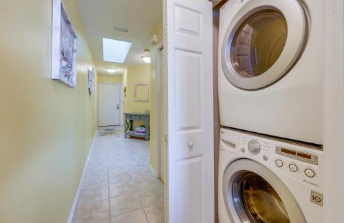 Large Balcony and Water Views Indian Shores Condo! - Foto 22