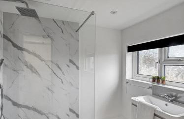 Sleeps 8, 4 bed 2 bathroom house with parking Balderton - Foto 9