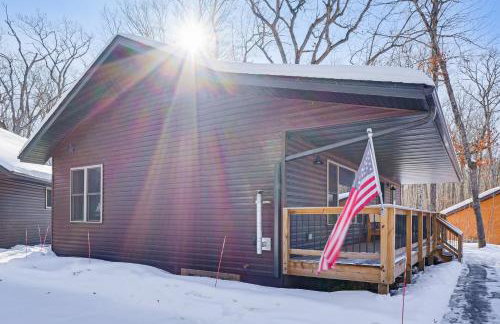 Northwoods Escape Lakeside Retreat with Deck - Foto 27