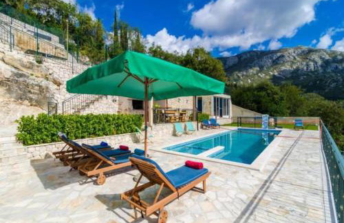 Villa Falcon Rook - Four-Bedroom Villa with Terrace and Swimming Pool - Photo 9