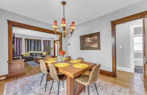 Stylish Retreat by Shaker Square, Fast WiFi, Porch - Foto 10